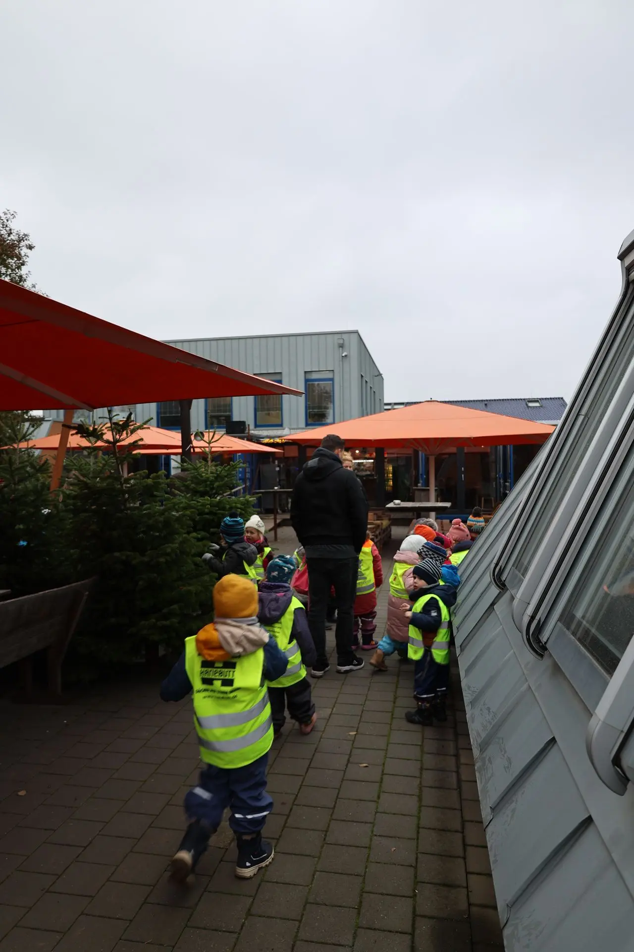 Kindergarten Weihnachtsbaum schmücken